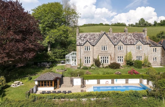 The Rectory, Stunning Views, Pool & Padel Court!