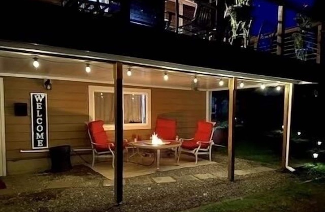 "The Red Door" 1 mile from downtown. 1 bedroom. Own entrance. Full Bath/Kitchen