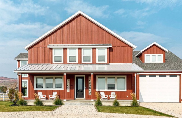 The Red Farmhouse- Hot tub and Swings! Sleeps 37