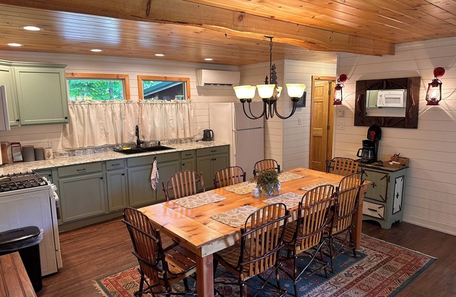 Privates Ferienhaus, eingebettet zwischen hohen Kiefern nahe dem Herzen der Adirondacks