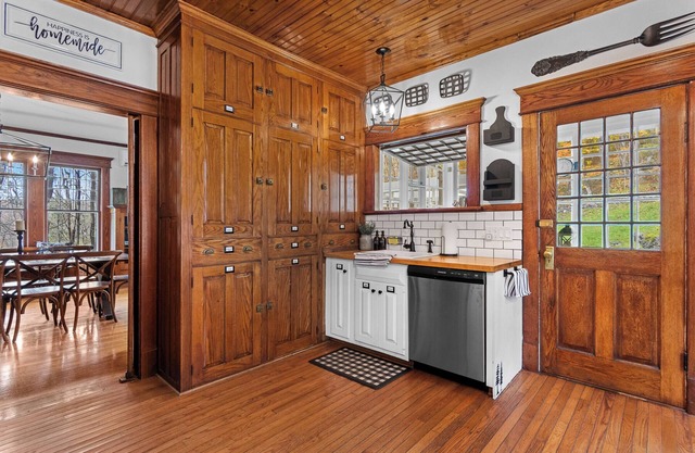 The Red Hemlock House And Barn, Let us be your mountain home away from home