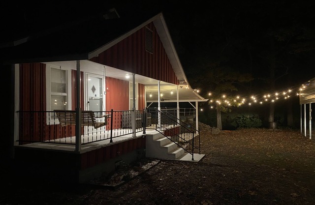 The Red House- One mile from Narrows Marina, Shiloh Marina, or Devils Fork