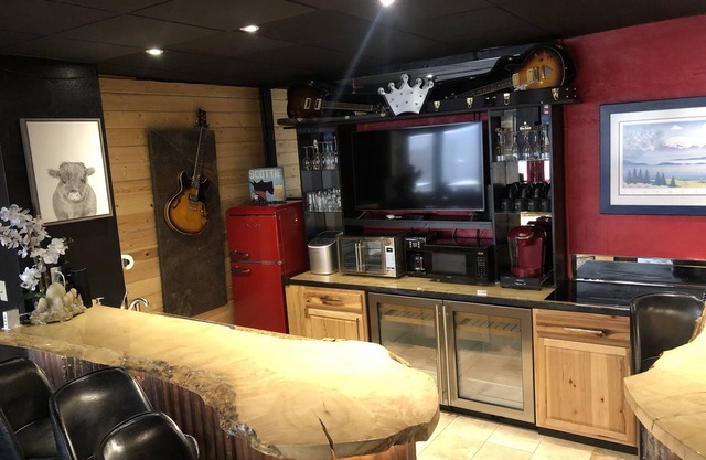 Der rote Raum - Missoulas Premiere Downtown Private Rental & Lounge