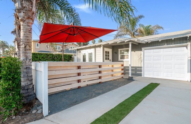 "THE REEF" HOUSE! 1-Short Block to Beach!