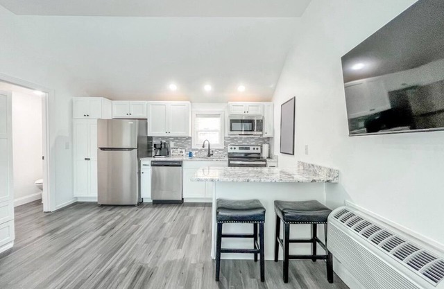 The Regatta Room! Walking Distance to Madison Riverfront & Downtown!