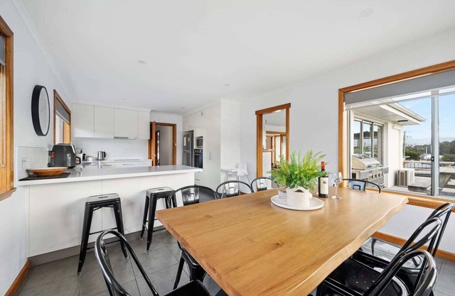 "The Residence" -Sleeps 11, Ideal for Large Groups.