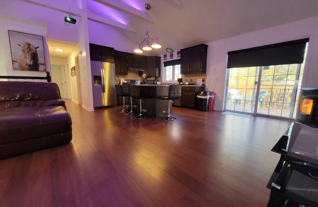 The Retreat - 6 beds/3baths- Indoor Hot Tub, Theatre, Pool Tble, Mins to Casinos