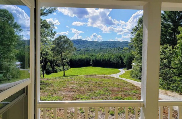 The Retreat: A Couple's Getaway! Away from it all & close to everything!