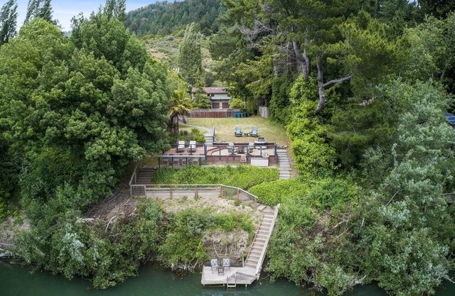 The Retreat at River Gardens ~ Spacious, Hot Tub, Riverfront!
