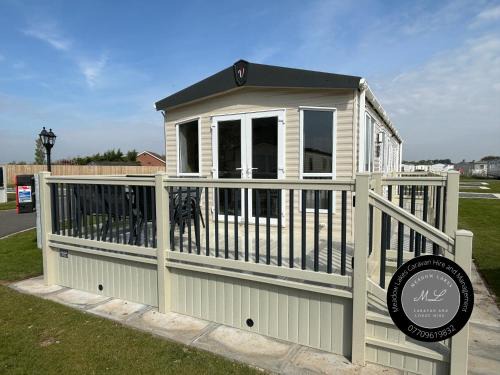 The Retreat 38, pet friendly, WiFi, central heating, bed linen - Meadow Lakes Caravan & Lodge Hire
