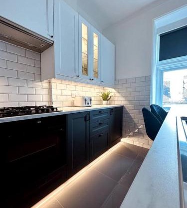 The Retreat - Large Luxury Apartment, Two Mins From Beach