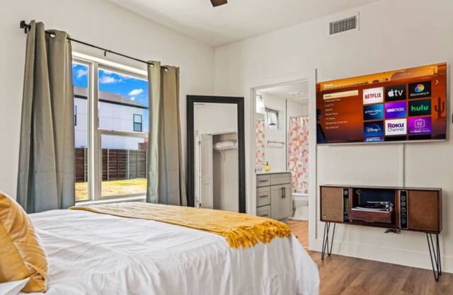 The Retro Room - 1BR - 2 Beds - 7 min DT & D Ellum