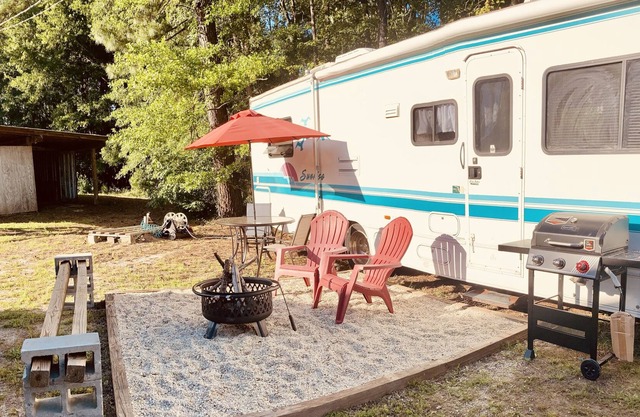 The Retro Winnebago on the Farm, Pet Friendly!