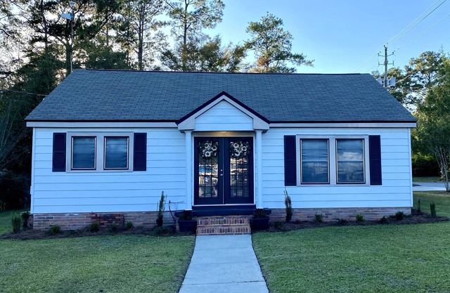 The Reunion House Is a Great Retreat in The Heart of Brewton, Alabama!