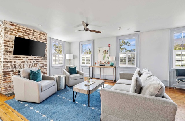 Downtown Charmer - 1 Bedroom - Best Location!