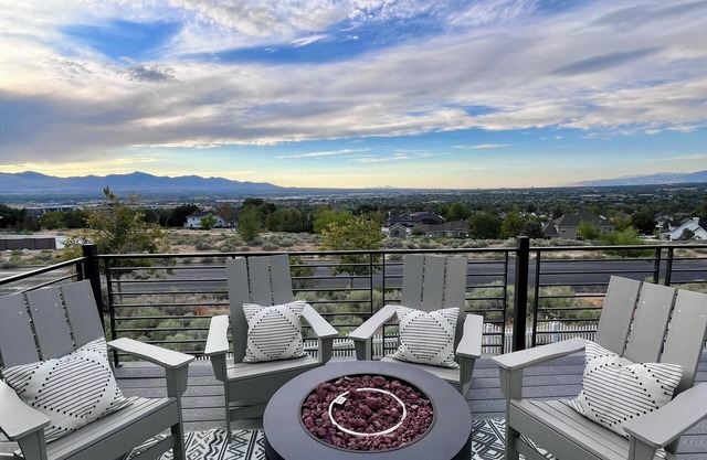 The Ridgeline Retreat | 6BR (+ office) mountain escape | Spa, Sauna, Game room, Bunk room, Work-from-home Setup & Epic views!