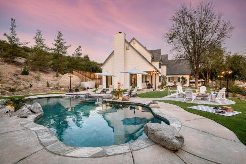The Riesling Retreat by AvantStay Estate w Pool HotTub Putting Green Pickle Ball Court