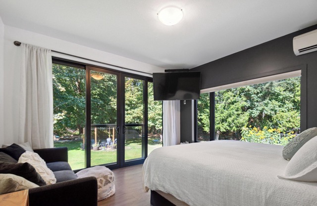 The River House- pet friendly home on Chemainus River