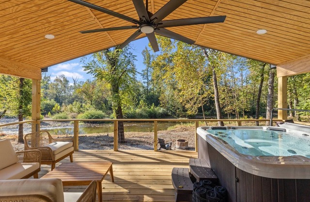 The River House (New, Modern, Hot Tub, Honeymoon, Couples Retreat, River Views)