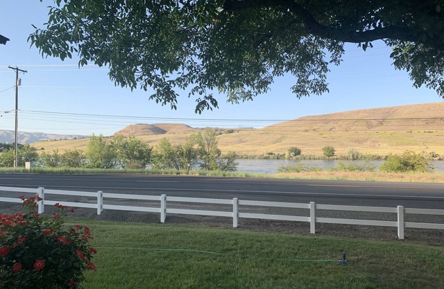 The River Shanty! Vintage Vibe! Expansive river view. Newly remodeled. Peaceful.