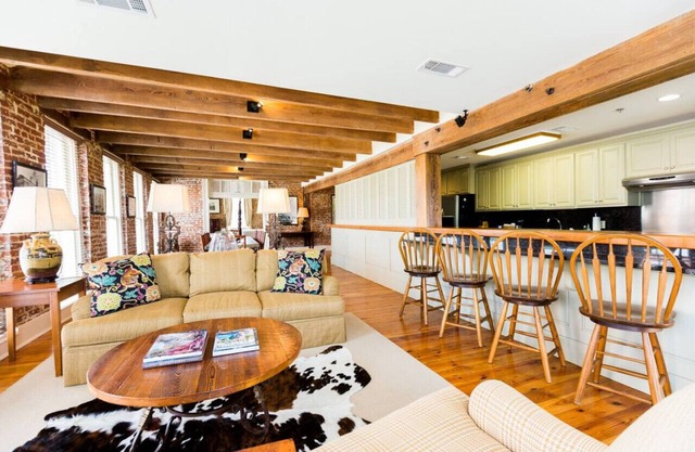 The River Walk Inn - Room 806