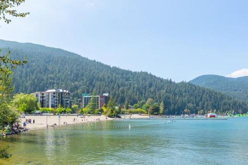 The Riverbend Modern Studio at Harrison Lake