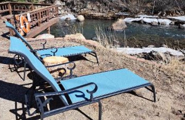 The Rivers Edge w/ Firepit ~2 King Beds & 2 cozy Living Spaces
