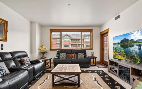 The Riverstone Riviera - Modern Condo by Downtown