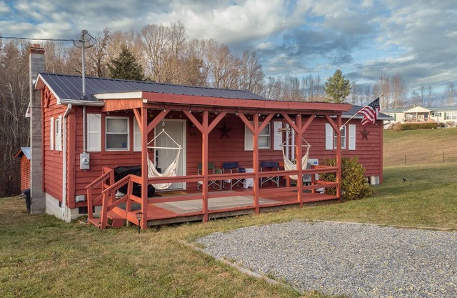 The Rocky Mount: Cozy cabin atop The New River Gorge