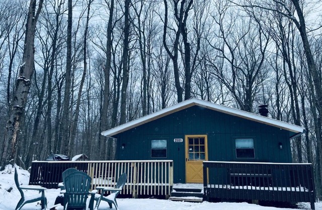 The Perfect Getaway With Fireplace-Grill-Fire pit-walkable distance to the Lake!