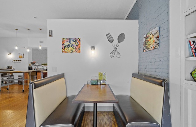 The "Roost." A Large 2 Bedroom - Diner Themed Stay