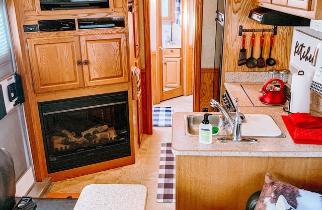The Roost - LQ Horse Trailer - Farm Stay Petting Zoo Experience -5 mins off I-95