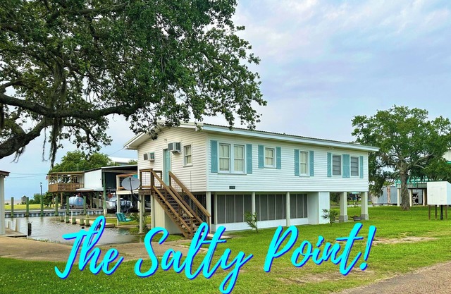 The Salty Point....a waterfront fishing cottage with kayaks, ping pong and more!