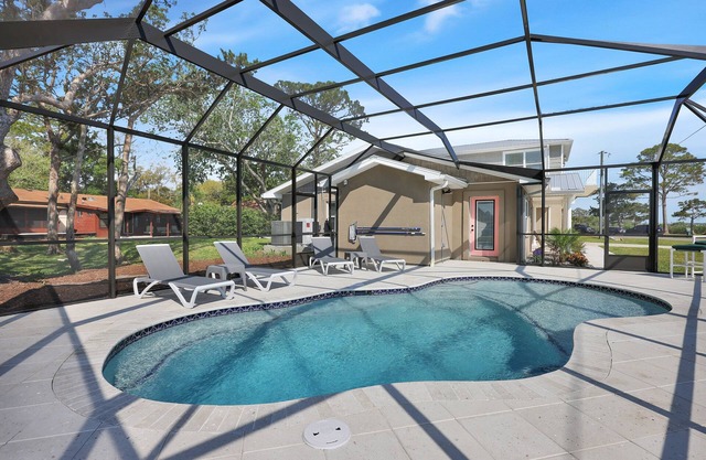 The Salty Sailor, Waterfront Pool Home, Close to Downtown