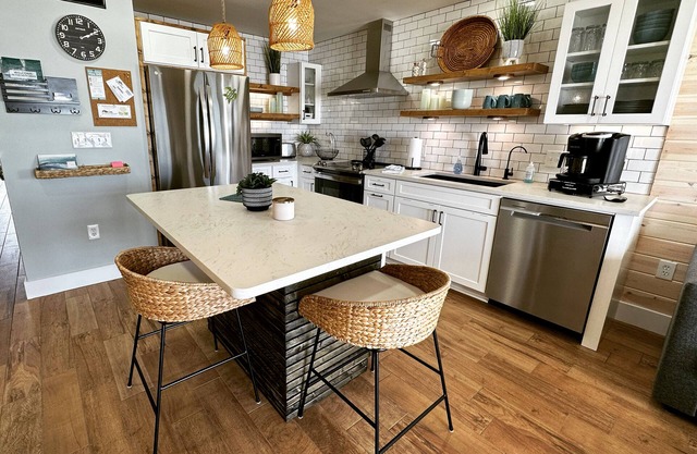"The Salty Shack” by 𝗙𝗶𝘃𝗲 𝗦𝗮𝗹𝘁𝘆 𝗦𝗼𝘂𝗹𝘀 Fully renovated 1st flr beachfront condo🐬