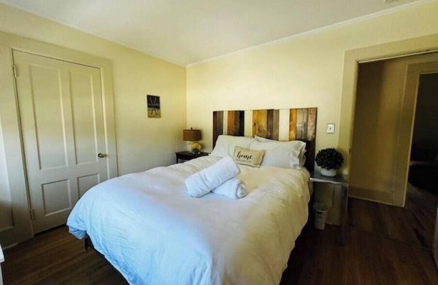 The Sanctuary: 3 Bedrooms, Easy Walking, +Parking!