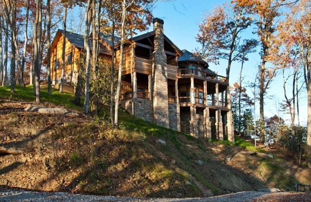 The Sanctuary-Luxury Cabin Rental, Sits on Top of the Mountain, High Speed Internet, Hot Tub, 30 Minutes to Great Smoky Mountains, in Nantahala NC