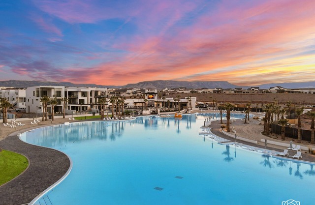 The Sandcastle -Private Hot Tub, Desert Color Lagoon, Beaches!