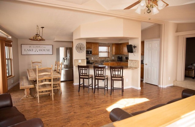 The "Sandhills Oasis" Lakehouse @Lake Mac- Sleeps 15, Minutes from the Lake!