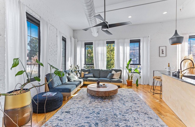 Fernweh-Lofts: The Sapphire, Luxury Haven Downtown