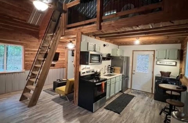 The Sawmill Cabin - Pet Friendly, Near Elephant Rocks