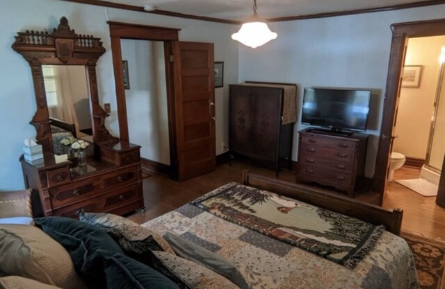 The Scott Room w/ queen bed