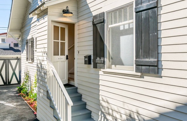 The Sea Captain's Loft - West Beach Charm