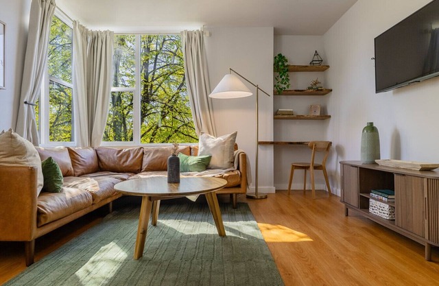The Seaview Vista| Stylish 2BD w/Rooftop Views