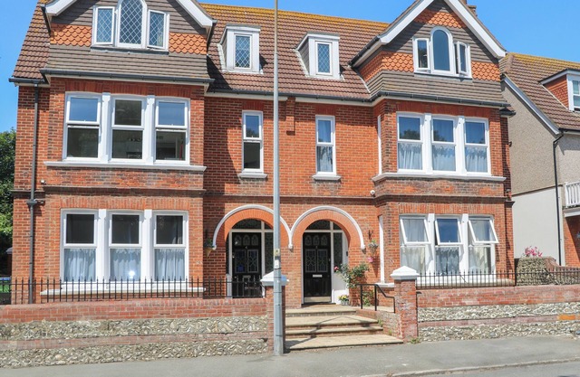 THE SECRET COTTAGE 5A, pet friendly, with a garden in Seaford