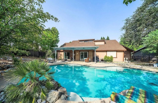 The Sereniti House :: Tranquil Escape With Hot Tub