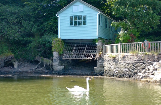 THE SHARPHAM BOAT HOUSE, romantic, with open fire in Ashprington