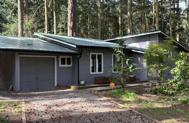 The Shearwater House - A private 2BR/2BA nestled in the majestic trees