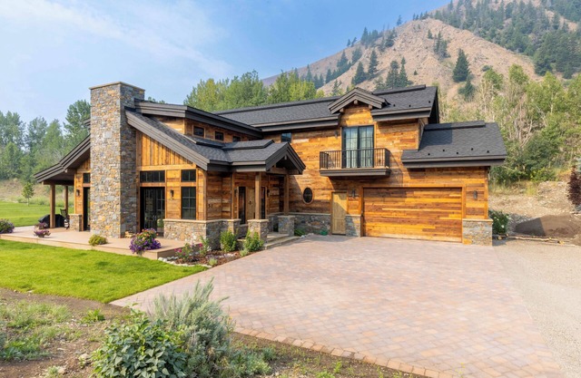 The Sheepbend Home - Luxury Home Steps to River!