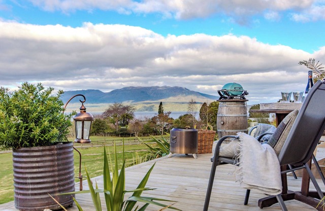 Romantic shepherds hut with lake and mountain views